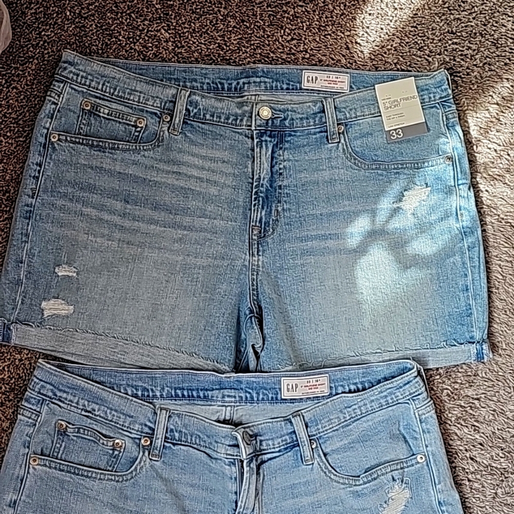 (2) Pairs GAP 5" Girlfriend Shorts Mid Rise Excellent condition